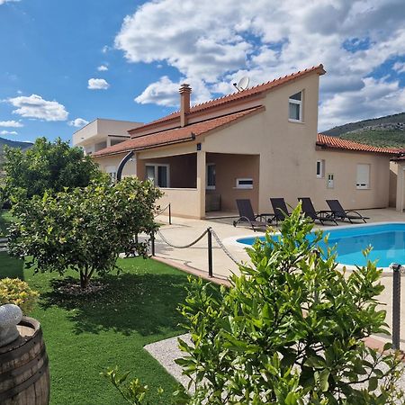 Beautiful Holiday Home "Villa Luka" Kaštel Štafilić Exterior foto