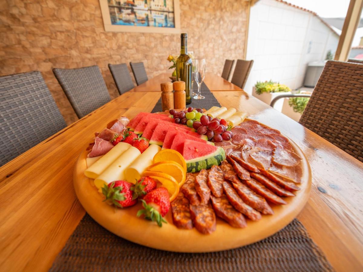 Beautiful Holiday Home "Villa Luka" Kaštel Štafilić Exterior foto